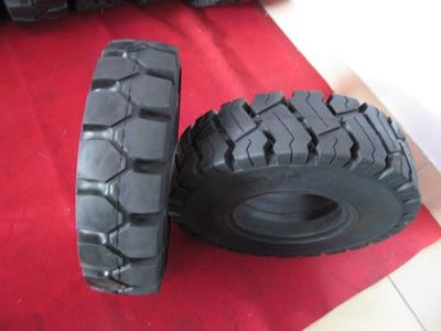 汽车轮胎有爆胎出事故的危险,为何不做成实心的呢