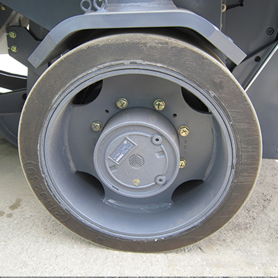 压配式实心轮胎 实心轮胎的优势与应用